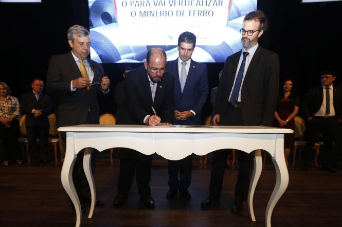 "Estamos abrindo uma janela que permite um horizonte de novos negócios para a atividade da mineração, absolutamente importante para o Estado", afirmou o governador Helder Barbalho, durante a assinatura do protocolo de intenções para implantação da primeira planta de verticalização de minério de ferro do Pará, no município de Marabá (região sudeste), na noite desta quinta-feira (23), no Teatro Maria Sylvia Nunes, na Estação das Docas, em Belém.

FOTO: MARCELO SEABRA / AGÊNCIA PARÁ
DATA: 23.05.2019
BELÉM - PARÁ <div class='credito_fotos'>Foto: Marcelo Seabra / Ag. Pará   |   <a href='/midias/2019/originais/d2c5916e-43ff-4f9e-9f63-5dcd964a4676.jpg' download><i class='fa-solid fa-download'></i> Download</a></div>