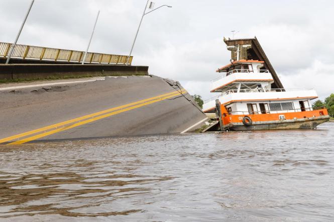 O governador Helder Barbalho e o vice-governador, Lúcio Vale, anunciaram, durante coletiva neste sábado (6), que o Estado não irá cessar as buscas pelas possíveis vítimas do acidente na ponte Rio Moju, a terceira da Alça Viária, até que elas sejam localizadas. Como medidas emergenciais para minimizar os impactos sofridos pela população, o chefe do Executivo estadual informou que serão construídas rampas, nos dois lados da ponte, para possibilitar o fluxo de balsas no local onde a a estrutura da ponte foi destruída após a colisão de uma balsa, na madrugada deste sábado (6). Serão recuperados ainda os portos do Arapari, em Barcarena, e o Porto Bannach, localizado na Avenida Bernardo Sayão, no bairro do Guamá, em Belém.

FOTO: WAGNER SANTANA / AGÊNCIA PARÁ
DATA: 06.04.2019
MOJU - PA <div class='credito_fotos'>Foto: Wagner Santana / Ag. Pará   |   <a href='/midias/2019/originais/d318fb55-1b62-44d7-8c8c-6f381baa3777.jpg' download><i class='fa-solid fa-download'></i> Download</a></div>