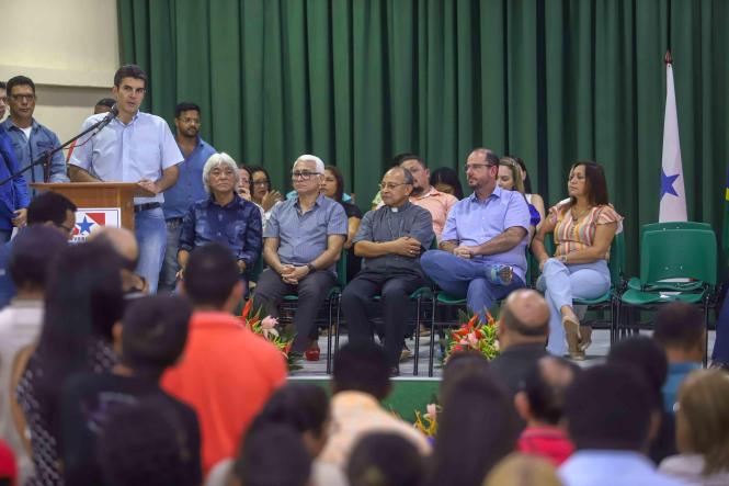 O governador do Pará, Helder Barbalho, e o vice-governador, Lúcio Vale, entregaram, no final da manhã deste sábado (16), 261 títulos de terra para produtores rurais de 18 municípios da região nordeste do Estado, reunidos na cidade de Moju. A solenidade ocorreu no Auditório Municipal Lourival Cristo, no Centro, na presença da prefeita Nilma Lima, vereadores, secretários de Estado, deputados estaduais, federais, e da população mojuense. 

FOTO: MARCO SANTOA / AGÊNCIA PARÁ
DATA: 16.03.2019
MOJU - PA <div class='credito_fotos'>Foto: Marco Santos / Ag. Pará   |   <a href='/midias/2019/originais/d31f9c6f-1dc5-4a41-8d04-8373792b8ca2.jpg' download><i class='fa-solid fa-download'></i> Download</a></div>