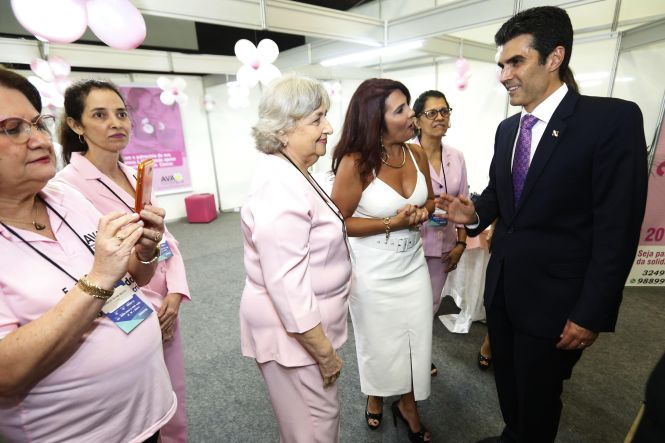 Homenageado com a medalha do Mérito Industrial Simão Miguel Bitar durante a abertura da 14ª edição da Feira da Indústria do Pará (Fipa), nesta quarta-feira (15), no Hangar - Centro de Convenções, o governador Helder Barbalho anunciou, à ocasião, ações que devem modificar o cenário econômico do Estado a longo prazo. 

FOTO: MARCELO SEABRA/ AG. PARÁ
DATA: 15.05.2019
BELÉM - PARÁ <div class='credito_fotos'>Foto: Marcelo Seabra / Ag. Pará   |   <a href='/midias/2019/originais/d36b2ebf-a7cc-4b85-ac73-98c9b8891288.jpg' download><i class='fa-solid fa-download'></i> Download</a></div>