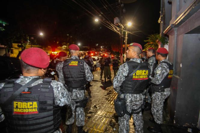 O bairro da Terra-Firme, em Belém, foi um dos sete locais que passou a ter, a partir da segunda-feira (25), reforço na segurança com a presença e atuação dos agentes da Força Nacional. O efetivo do 20° Batalhão de Polícia Militar teve um aumento de 100% para trabalhar nas ruas, combatendo a violência e gerando tranquilidade para a população.

FOTO: JADER PAES / AGÊNCIA PARÁ
DATA: 26.03.2019
BELÉM - PARÁ <div class='credito_fotos'>Foto: Jader Paes / Agência Pará   |   <a href='/midias/2019/originais/d373a214-1af5-4f25-b995-e0a0f573804c.jpg' download><i class='fa-solid fa-download'></i> Download</a></div>