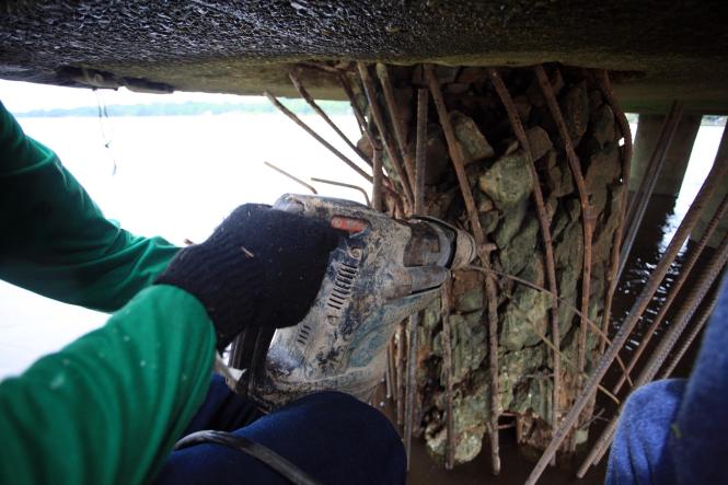 A Secretaria de Estado de Transportes (Setran) iniciou, nesta quarta-feira (6), a manutenção preventiva da ponte Rio Guamá, situada na Alça Viária (PA-483). A estrutura é a última do complexo de quatro de pontes no sentido Moju-Belém, capital do estado do Pará.

FOTO: MAYCON NUNES / AG. PARÁ
DATA: 06.02.2019
MOJU - PARÁ <div class='credito_fotos'>Foto: Maycon Nunes / Ag. Pará   |   <a href='/midias/2019/originais/d3b07986-93ef-4433-b9f5-d5e0795204f1.jpg' download><i class='fa-solid fa-download'></i> Download</a></div>