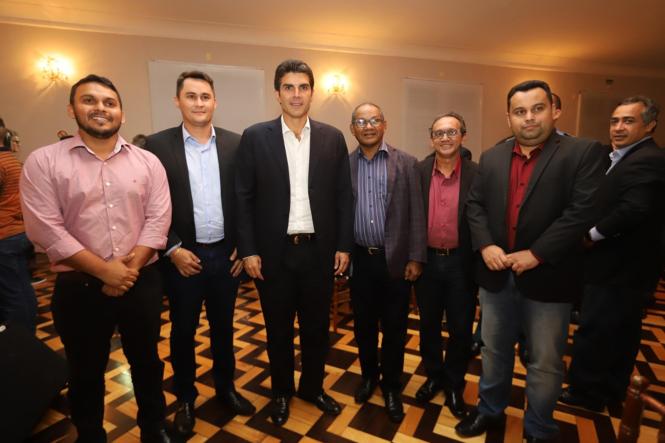 O Governo do Estado do Pará deu início, nesta terça-feira (15), à obra de requalificação da BR-316, que vai promover uma mudança radical naquela que é considerada como a principal via de entrada e saída da capital paraense. Inicialmente, os trabalhos – que se estenderão por um trecho de 10,8 quilômetros, do Entroncamento até Marituba, e envolverão também a implantação de pistas exclusivas para os ônibus, o chamado BRT Metropolitano – vão priorizar a remoção das interferências (como postes e redes mantidas pela concessionária de energia elétrica e empresas de telecomunições) localizadas próximas aos pontos escolhidos para a construção das 13 estações de passageiros e das onze passarelas de pedestres. Também será realizado o início da implantação dos terminais de integração de Ananindeua, Marituba e do Centro de Operações de todo o sistema, a ser erguido na avenida Augusto Montenegro, ao lado da sede do Comando Geral da Polícia Militar do Pará. 

FOTO: MARCO SANTOS/AGÊNCIA PARÁ
DATA: 16.01.2019
BELÉM - PARÁ <div class='credito_fotos'>Foto: Marco Santos / Ag. Pará   |   <a href='/midias/2019/originais/d3c43484-2cf3-41c3-98e3-c98734c38405.jpg' download><i class='fa-solid fa-download'></i> Download</a></div>