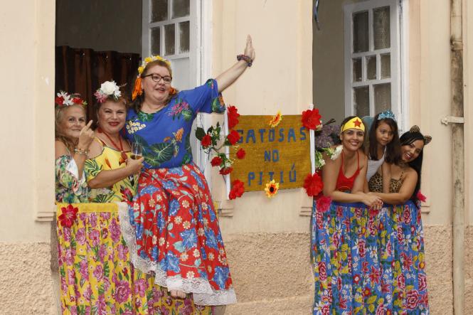 Os foliões vêm lotando as ruas da Cidade Velha ao longo dos últimos finais de semana do pré-carnaval, em Belém. Milhares de pessoas se encontram no corredor da folia na avenida Doutor Assis, local por onde passam as dezenas de blocos. Mas para que os participantes tenham momentos de entretenimento sem nenhum tipo de risco, foi montado um forte esquema de segurança para garantir a paz dos festejos.

FOTO: FERNANDO ARAÚJO / AGÊNCIA PARÁ
DATA: 10.02.2019
BELÉM - PARÁ <div class='credito_fotos'>Foto: Fernando Araújo / agência Pará   |   <a href='/midias/2019/originais/d3c9de62-b16e-4523-98e6-cabdb5b8b4e4.jpg' download><i class='fa-solid fa-download'></i> Download</a></div>