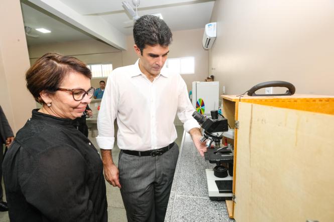 O Governo do Estado, por meio da Secretaria de Estado de Educação (Seduc), entregou mais uma escola totalmente reformada e ampliada para melhor comodidade de professores e alunos. Com mais de 1 mil alunos matriculados nos três turnos, a Escola Estadual de Ensino Fundamental e Médio Jarbas Passarinho, em Belém, iniciou o ano letivo com a entrega da obra de reforma e ampliação de todo o complexo da instituição. A reinauguração do espaço aconteceu na manhã de hoje, 21, com a presença do governador Helder Barbalho, do vice-governador Lúcio Vale, da secretária de educação, professora Leila Freire e de diversas autoridades.

FOTO: WAGNER SANTANA AGÊNCIA / PARÁ
DATA: 21.02.2019
BELÉM - PA <div class='credito_fotos'>Foto: Wagner Santana / Ag. Pará   |   <a href='/midias/2019/originais/d3d11f06-9831-4755-8f86-415fe585fd51.jpg' download><i class='fa-solid fa-download'></i> Download</a></div>