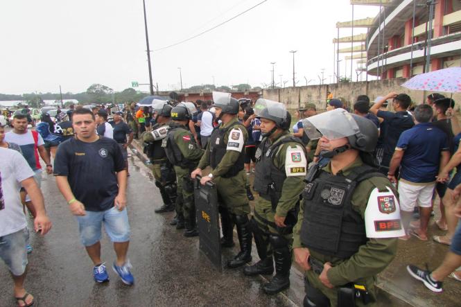 A Polícia Militar vai atuar com 710 homens nas ações de policiamento ostensivo geral, no próximo domingo (24), durante o clássico Remo x Paysandu, no Estádio Olímpico do Pará, o Mangueirão. Integram o efetivo destacado para o clássico militares dos comandos de Policiamento da Capital I e II (CPC I e II), de Missões Especiais (CME), de Policiamento Ambiental (CPA) e de Policiamento Especializado (CPE), além do Centro de Inteligência da PM. O evento faz parte da tabela de jogos do Campeonato Paraense da 1ª Divisão de Futebol Profissional de 2019, organizado pela Federação Paraense de Futebol, evento tradicional do calendário esportivo do Estado, e que sempre atrai um público expressivo.
FOTO: ASCOM / PMPA
DATA: 21.03.2019
BELÉM - PA <div class='credito_fotos'>Foto: ASCOM / PMPA   |   <a href='/midias/2019/originais/d413e010-73a9-4800-ae46-ffab9692c8ec.jpg' download><i class='fa-solid fa-download'></i> Download</a></div>