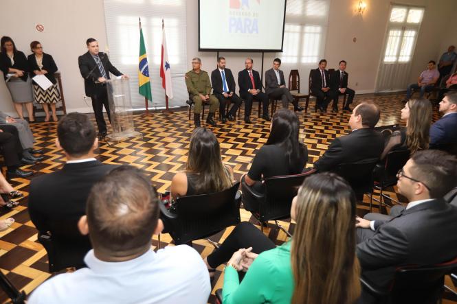 Na manhã desta terça-feira (12), no auditório do Palácio, o governador do Estado do Pará, Helder Barbalho, participou do ato de criação de unidades de núcleos de inteligência da Polícia Civil, através da criação dos núcleos de apoio a investigação nas regionais, fortalecendo as novas diretrizes institucionais de enfrentamento à violência e aos crimes cometidos no interior do Estado.

FOTO: MARCO SANTOS /AGÊNCIA PARÁ
DATA: 12.03.2019
BELÉM - PA <div class='credito_fotos'>Foto: Marco Santos / Ag. Pará   |   <a href='/midias/2019/originais/d41ee373-4426-4bc7-9983-0bb4946c8d87.jpg' download><i class='fa-solid fa-download'></i> Download</a></div>