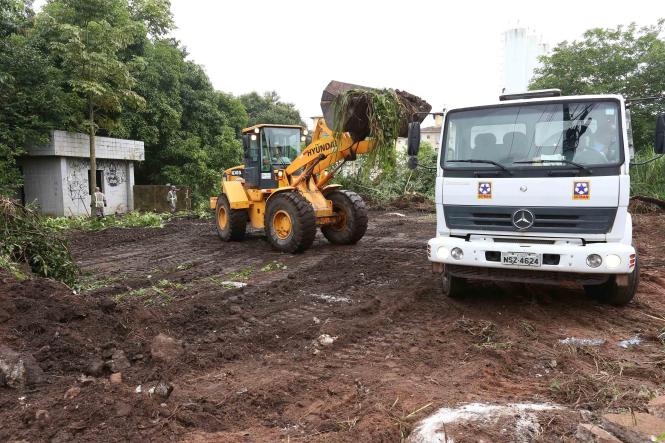 O secretário de Estado de Transportes, Pádua Andrade, vistoriou nesta quinta-feira, 1º de fevereiro,  as obras de infraestrutura do pátio de triagem de caminhões, que está em obras no Km 10,5 da BR 316. O local servirá de estacionamento para caminhões, que chegarem a partir de hoje à cidade, nos horários restritos para circulação no corredor das obras de requalificação da BR 316. O pátio de triagem, que está sendo construído no terreno, que abrigava a antiga fábrica Inca, ficará pronto em 60 dias.

FOTO: WAGNER SANTANA / AGÊNCIA PARÁ
DATA: 01.02.2019
BELÉM - PARÁ <div class='credito_fotos'>Foto: Wagner Santana / Ag. Pará   |   <a href='/midias/2019/originais/d423cc5c-e8a5-4f1d-b4d4-c6d43224a3a1.jpg' download><i class='fa-solid fa-download'></i> Download</a></div>