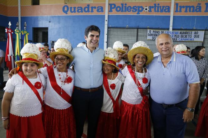 O município de Capanema, no nordeste paraense, deu um importante passo neste sábado (09) rumo à concretização da regularização fundiária urbana. O governador Helder Barbalho esteve na sede municipal para assinar o Decreto 2.056/18, que oficializa a entrega do título da área patrimonial do município à Prefeitura. Com isso, o Executivo municipal pode começar o processo de cadastramento dos imóveis, para posterior entrega dos títulos de posse aos proprietários. A expectativa da Prefeitura de Capanema é que o decreto permita a regularização de mais de 23 mil imóveis da área urbana e dos distritos de Tauari e Mirasselvas, o que representa uma abrangência de 80% da área do município.


FOTO: MARCELO SEABRA / AGÊNCIA PARÁ
DATA: 09.03.2019
CAPANEMA - PARÁ

 <div class='credito_fotos'>Foto: Marcelo Seabra / Ag. Pará   |   <a href='/midias/2019/originais/d452d117-ccbc-400b-9e79-44f1d6ad9a17.jpg' download><i class='fa-solid fa-download'></i> Download</a></div>