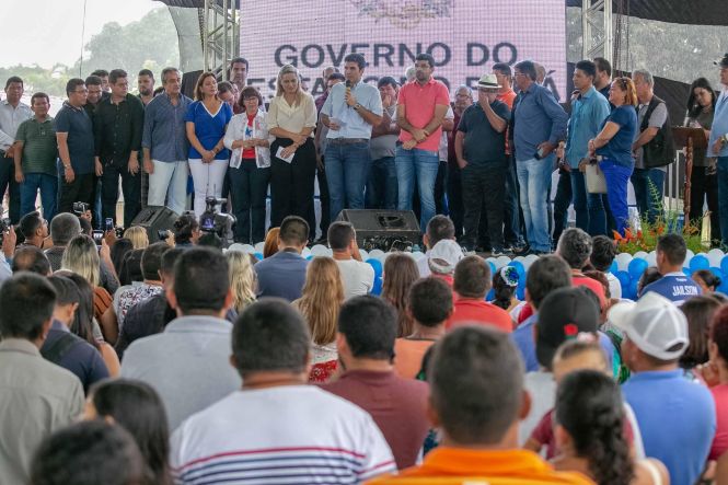 Na manhã desta sexta-feira (17), o governador do Estado, Helder Barbalho, reinaugurou a Escola Estadual de Ensino Fundamental e Médio Manoel Lobato, em Primavera, região bragantina. A unidade de ensino foi reformada e ampliada com recursos de mais de R$ 1.700 milhão, que foram financiados pelo Banco Interamericano de Desenvolvimento (Bid).

FOTO: MARCO SANTOS / AGÊNCIA PARÁ
DATA: 17.05.2019
PRIMAVERA - PARÁ <div class='credito_fotos'>Foto: Marco Santos / Ag. Pará   |   <a href='/midias/2019/originais/d45daf50-6282-4966-9f77-13c53365034c.jpg' download><i class='fa-solid fa-download'></i> Download</a></div>