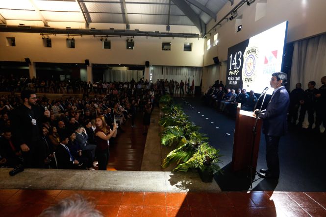 A exemplo do que vai acontecer com a Polícia Militar, que abrirá sete mil novas vagas por concurso público, a Polícia Civil do Pará tambem terá seu concurso para novos servidores ainda este ano. A informação foi dada pelo governador do Estado, Helder Barbalho, na noite desta quarta-feira (24), durante cerimônia que celebrou os 143 anos da Polícia Civil no Estado, cujo aniversário transcorreu no último domingo (21).

FOTO: MARCELO SEABRA / AGÊNCIA PARÁ
DATA: 25.04.2019
BELÉM - PARÁ <div class='credito_fotos'>Foto: Marcelo Seabra / Ag. Pará   |   <a href='/midias/2019/originais/d45e3dd5-ef40-4af9-a7d3-84c84c81d52b.jpg' download><i class='fa-solid fa-download'></i> Download</a></div>