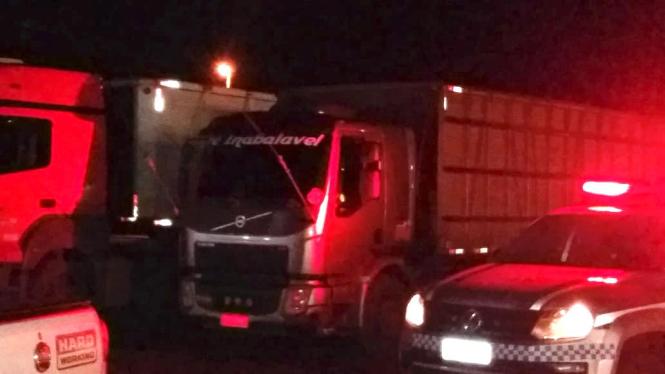 A Secretaria de Estado da Fazenda do Pará (Sefa) apreendeu, nesta terça-feira (26), dois veículos transportando ilegalmente 51 cabeças de gado. O flagrante aconteceu na coordenação de mercadorias em trânsito do Itinga, em Dom Eliseu, na divisa com o estado do Maranhão. O transporte era feito sem nota fiscal.

FOTO: ASCOM / SEFA
DATA: 27.02.2019
DOM ELISEU - PARÁ <div class='credito_fotos'>Foto: Nenhum   |   <a href='/midias/2019/originais/d495f770-371d-4012-bd2a-b656a74cf9dd.jpg' download><i class='fa-solid fa-download'></i> Download</a></div>