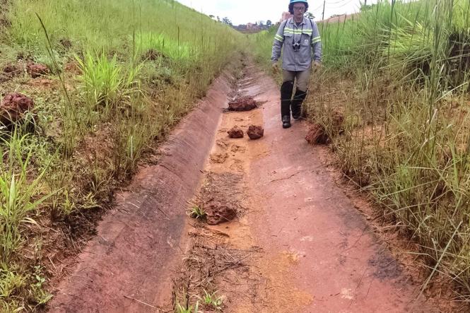 As informações coletadas durante as vistorias realizadas nas estruturas de contenção de rejeitos nas cidades de Canaã dos Carajás e de Juruti, serão encaminhadas para avaliação posterior do Grupo de Trabalho de Segurança e Estudo de Barragens (GT), criado pelo Governo do Estado e coordenado pela Secretaria de Estado de Meio Ambiente e Sustentabilidade (Semas). Em Canaã, a análise da mina de exploração de concentrado de cobre foi concluída nesta quinta (14).

FOTO: MAYCON NUNES /AGÊNCIA PARÁ
DATA: 14.03.2019
CANAÃ DOS CARAJÁS - PA <div class='credito_fotos'>Foto: Maycon Nunes / Ag. Pará   |   <a href='/midias/2019/originais/d4d4143e-2562-49ee-b07e-7e40c1ec4366.jpg' download><i class='fa-solid fa-download'></i> Download</a></div>