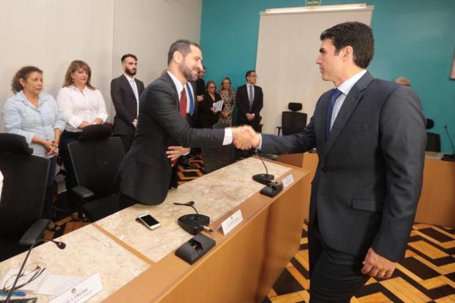 Na primeira manhã de trabalho do Governador Helder Barbalho, nesta quarta-feira (02), foi assinado ofício enviado ao Ministro da Justiça e Segurança Pública, Sérgio Fernando Moro, solicitando o emprego de 500 agentes da Força Nacional de Segurança Pública para imediato reforço do efetivo local e preservação da ordem pública. Helder ainda deu posse aos secretários, presidentes de instituições e diretores que fazem parte de sua equipe. Logo no inicio da manhã Helder Barbalho visitou as tropas da ação integrada da Secretaria de Estado de Segurança Pública (Segup) que leva o reforço da segurança para os bairros de Belém envolvendo cerca de 400 agentes. Durante a posse dos novos secretários (foto) o governador Helder Barbalho ressaltou a absoluta confiança nos nomeados cujas escolhas foram pautadas fundamentalmente por critérios técnicos e de acordo com a qualificação profissional de cada um deles. Para ele os critérios de escolha utilizados “permitirão um novo patamar de gestão ao Estado e que possamos o quanto antes fazer chegar à sociedade paraense as mudanças desejadas e reivindicadas por cada cidadão deste Estado”, comentou.

FOTO: MARCO SANTOS
DATA: 02.01.2019
BELÉM - PARÁ <div class='credito_fotos'>Foto: MARCO SANTOS   |   <a href='/midias/2019/originais/d4d52d05-a70c-4e3d-a241-cdd068908c9f.jpg' download><i class='fa-solid fa-download'></i> Download</a></div>