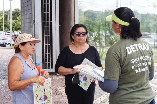 Uma manhã especial para celebrar a força feminina. Assim foi que o Departamento de Trânsito do Estado do Pará (DETRAN/PA) fez a abertura das ações para homenagear o dia Internacional da Mulher, neste domingo (10). Com o tema: “Mulher na direção, segurança em ação” o Detran reuniu o público feminino e familiares que estavam presente no Parque Estadual do Utinga para desenvolver ações Pedagógicas.

FOTO: ASCOM / DETRAN
DATA: 11.03.2019
BELÉM - PA <div class='credito_fotos'>Foto: ASCOM / DETRAN   |   <a href='/midias/2019/originais/d4db9776-9112-4ce8-b235-ecd8ab77694a.jpg' download><i class='fa-solid fa-download'></i> Download</a></div>
