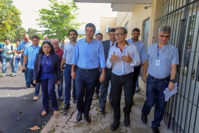 Na manhã desta quarta-feira (9), o governador do Estado, Helder Barbalho, esteve em Abaetetuba, nordeste paraense, onde realizou visita técnica às instalações do Hospital Municipal Santa Rosa. Helder vistoriou as obras que, segundo a prefeitura municipal, não foram concluídas pelo governo anterior.

FOTO: MARCO SANTOS / AG. PARÁ
DATA: 09.01.2019
ABAETETUBA - PARÁ <div class='credito_fotos'>Foto: Marco Santos / Ag. Pará   |   <a href='/midias/2019/originais/d4e85e8f-e3bd-4e3f-9eae-a6e5d8339016.jpg' download><i class='fa-solid fa-download'></i> Download</a></div>