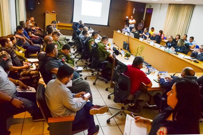 Dando continuidade com as ações do plano de segurança para eventos desportivos no Mangueirão, o Grupo de Trabalho, composto por órgãos da segurança pública integrados, Secretaria de Estado de Esporte e Lazer (Seel), Ministério Público do Estado, Federação Paraense de Futebol, Tribunal de Justiça Desportiva do Pará e representantes dos clubes de futebol, realizou nova reunião, nesta sexta-feira (5), para discutir mudanças na partida entre Remo e Bragantino, pelo Campeonato Paraense de Futebol, marcada para o próximo domingo (7).

FOTO: ASCOM / SEGUP
DATA: 05.04.2019
BELÉM - PA <div class='credito_fotos'>Foto: Elielson Modesto / Ascom Segup   |   <a href='/midias/2019/originais/d4e973f1-d65a-4652-a2f8-c6d6413d1905.jpg' download><i class='fa-solid fa-download'></i> Download</a></div>