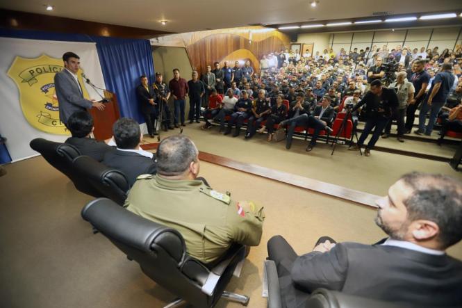O governador Helder Barbalho, o secretário de Estado de Segurança Pública, Uálame Machado; o secretário de Estado de Cidadania, Ricardo Balestreri; o delegado-geral da Polícia Civil do Pará, Alberto Teixeira, e o comandante da Polícia Militar do Pará, coronel Dilson Júnior, reuniram-se, na tarde desta quinta-feira (17), na sede da Delegacia Geral, em Belém, com representantes de guardas municipais e agentes de trânsito municipais de todo o Pará, com o intuito de aproximar o sistema de segurança pública estadual desses organismos municipais e começar a afinar parcerias para qualificar o combate à violência e à criminalidade em todo o Estado.

FOTO: AG. PARÁ
DATA: 17.01.2019
BELÉM -PARÁ <div class='credito_fotos'>Foto: Agência Pará   |   <a href='/midias/2019/originais/d59d35dc-1ad3-4c1c-869e-b9ff08e061e1.jpg' download><i class='fa-solid fa-download'></i> Download</a></div>