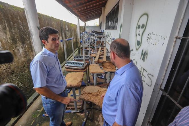 Após entregar a nova agência do Banco do Estado do Pará (Banpará) na manhã deste sábado (9), em Mocajuba, nordeste paraense, o governador Helder Barbalho e sua equipe de Governo vistoriaram as obras da ponte sobre o Igarapé Uxipocu e visitaram as instalações da Escola Estadual Isaura Bahia. O chefe do Executivo estadual esteve acompanhado do vice-governador, Lúcio Vale; da prefeitura do município, Fátima Braga; e da secretária de Estado de Educação (Seduc), Leila Freire

FOTO: MARCO SANTOS / AGÊNCIA PARÁ
DATA:09.02.2019
MOCAJUBA - PARÁ <div class='credito_fotos'>Foto: Marco Santos / Ag. Pará   |   <a href='/midias/2019/originais/d5b030c5-0521-4f33-ad18-470254a595f0.jpg' download><i class='fa-solid fa-download'></i> Download</a></div>