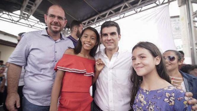 O governador Helder Barbalho e o vice-governador, Lúcio Vale, inauguraram neste sábado (23) a segunda agência do Banco do Estado do Pará (Banpará) em 80 dias de governo, dessa vez no município de Porto de Moz, no oeste paraense. 

FOTO: MARCO SANTOS / AG. PARÁ
DATA: 23.03.3029
PORTO DE MOZ - PARÁ <div class='credito_fotos'>Foto: Marco Santos / Ag. Pará   |   <a href='/midias/2019/originais/d5e18cf2-1770-4ee9-9260-c81a066c6233.jpg' download><i class='fa-solid fa-download'></i> Download</a></div>