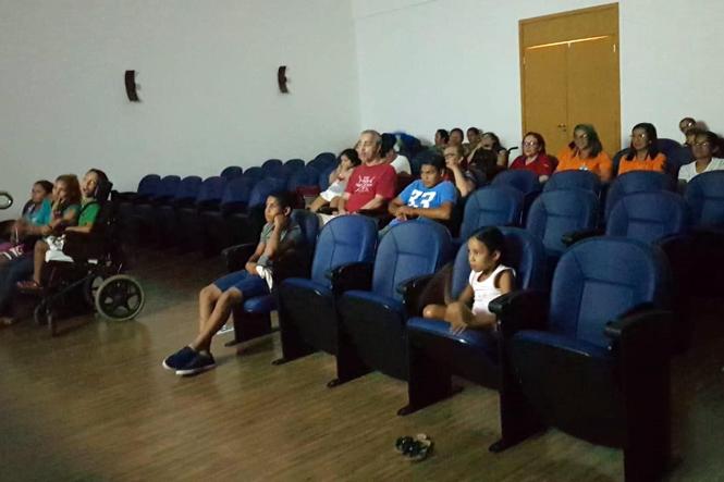 Superar as limitações, sentir mais leveza e elevar a autoestima. Esses foram alguns sentimentos vivenciados por dezenas de Pessoas com Deficiência (PcD), durante a atividade de dança oferecida pelo Centro Integrado de Inclusão e Reabilitação (CIIR) na tarde desta quarta-feira (30). A programação foi realizada pela equipe de “Arte & Cultura” em adesão ao “Janeiro Branco”, que tem a finalidade de alertar a população sobre a importância da manutenção e condições da saúde mental.

FOTO: ASCOM CIIR
DATA: 31.01.2019
BELÉM - PARÁ
 <div class='credito_fotos'>Foto: ASCOM CIIR   |   <a href='/midias/2019/originais/d5f56fbf-13d0-471d-b757-b583ae4c8c3d.jpg' download><i class='fa-solid fa-download'></i> Download</a></div>