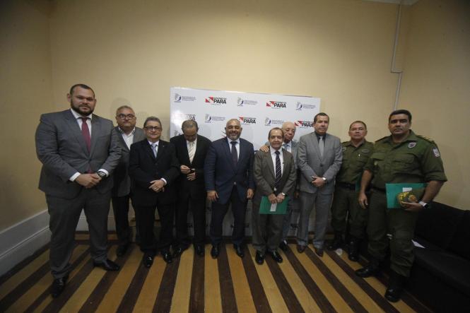 O I Colégio de ex-superintendentes do Sistema Penitenciário do Estado (Susipe), reuniu na última sexta feira (8/2), ex-titulares da pasta para debater suas experiências na gestão prisional do Estado. O grupo irá se encontrar mensalmente e deliberar ações necessárias para a melhoria do sistema carcerário paraense e ainda escolher os representantes para os conselhos penitenciários.
 

FOTO: ASCOM / SUSIPE
DATA: 12.02.2019
BELÉM - PARÁ <div class='credito_fotos'>Foto: ASCOM SUSIPE   |   <a href='/midias/2019/originais/d612f328-e9fd-4040-9c41-6199e08d3a6a.jpg' download><i class='fa-solid fa-download'></i> Download</a></div>