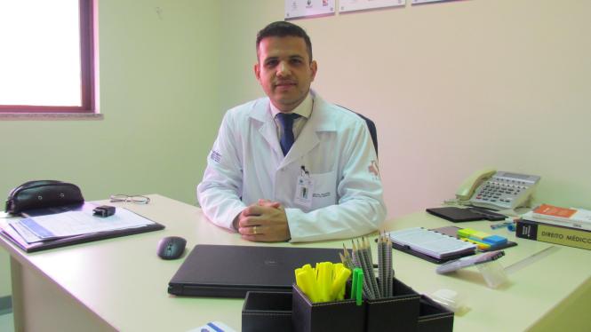 Após 31 dias internação no Hospital Regional Público do Marajó (HRPM), em Breves, Aldemir Gomes Miranda, 45, o quinto membro da família intoxicada por monóxido de carbono, teve alta médica nesta terça-feira, 12. No entanto, ele terá acompanhamento clínico devido as seqüelas neurológicas para recuperar parte dos movimentos e  fala.
                  
 De acordo com o diretor Técnico do HRPM, dr Cláudio Martins Oliveira, Aldemir passará por acompanhamento de neurologista e de fisioterapia.         

FOTO: ASCOM / HRPM   
DATA: 13.03.2019
MARAJÓ - PARÁ <div class='credito_fotos'>Foto: Ascom / HRPM   |   <a href='/midias/2019/originais/d6157bb7-e877-4877-b7d5-e42e345b304a.jpg' download><i class='fa-solid fa-download'></i> Download</a></div>