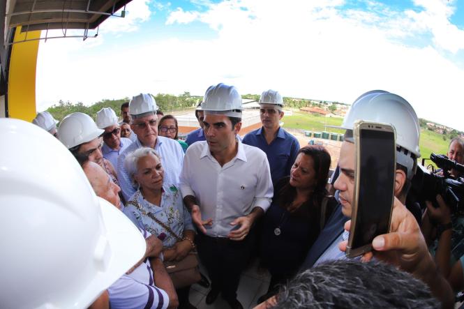 O governador Helder Barbalho vistoriou, nesta sexta-feira (25), as obras do Hospital Regional de Castanhal (HRC), e constatou que já foram investidos R$ 122 milhões em 60% da obra, mas que ainda faltam mais R$ 54 milhões para sua conclusão. Além disso, não foi comprado nenhum equipamento nem incluída previsão orçamentária para essa aquisição, que exigirá um investimento aproximado de R$ 50 milhões.

FOTO: MARCO SANTOS
DATA: 25.01.2019
CASTANHAL - PARÁ <div class='credito_fotos'>Foto: MARCO SANTOS   |   <a href='/midias/2019/originais/d6212308-fd00-437b-a958-f61c93475490.jpg' download><i class='fa-solid fa-download'></i> Download</a></div>