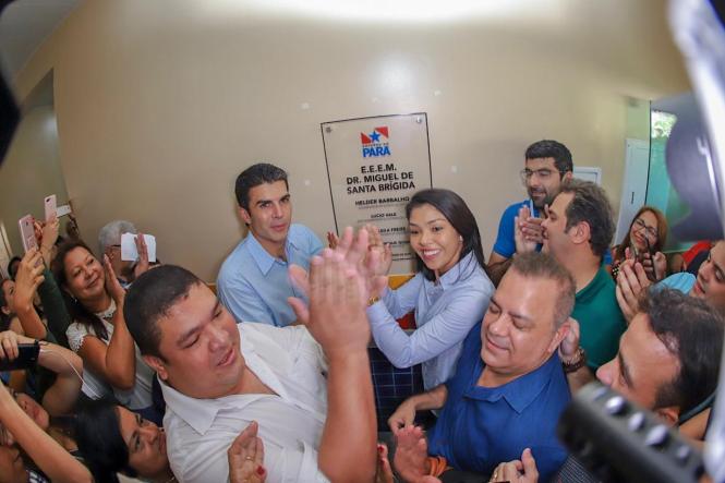 Prestes a completar 40 anos de fundação, a Escola Estadual de Ensino Médio Dr. Miguel de Santa Brígida, em Salinópolis, Nordeste paraense, foi reinaugurada pelo governador Helder Barbalho, na manhã deste sábado (16), após reforma geral, fruto de um convênio entre o Governo do Estado e a Prefeitura Municipal. Os investimentos foram de cerca de R$ 3 milhões e a obra, que teve duração de oito meses, vai beneficiar 1.145 alunos do Ensino Médio regular e projeto Mundiar.

FOTO: MARCO SANTOS / AGÊNCIA PARÁ
DATA: 16.02.2019
SALINAS  - PA <div class='credito_fotos'>Foto: Marco Santos / Ag. Pará   |   <a href='/midias/2019/originais/d6447efc-cda5-4a92-979a-737fbc8b47a2.jpg' download><i class='fa-solid fa-download'></i> Download</a></div>