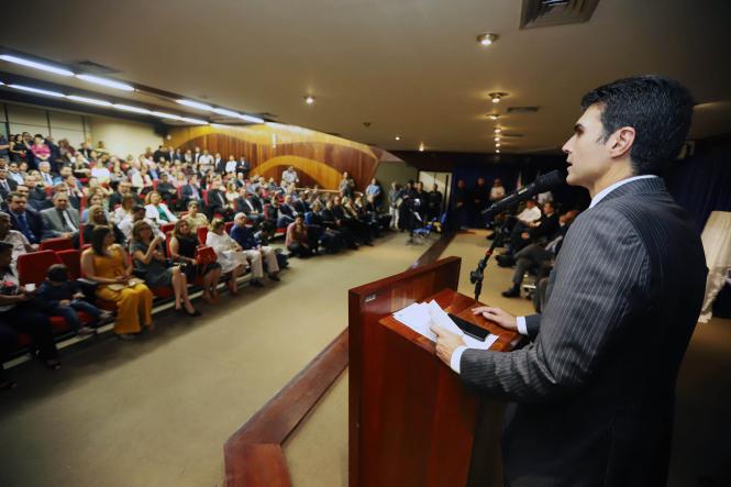 O governador Helder Barbalho participou na manhã desta terça-feira (22), na sede da delegacia geral, da cerimônia de posse do novo delegado geral da Polícia Civil do Pará, Alberto Teixeira, e da nova diretoria do órgão. Vários secretários e autoridades também marcaram presença no evento. Na ocasião, o governador destacou a importância da Polícia Civil para o enfrentamento e combate à violência no Pará. O governador falou da dificuldade de enfrentamento do crime, mas ressaltou não medirá esforços para o combate a criminalidade.

FOTO: AG. PARÁ
DATA: 22.01.2019
BELÉM - PARÁ <div class='credito_fotos'>Foto: Agência Pará   |   <a href='/midias/2019/originais/d6520485-abda-4a0b-b139-acf42aca3a0b.jpg' download><i class='fa-solid fa-download'></i> Download</a></div>