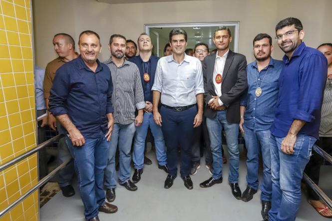 O governador Helder Barbalho inaugurou, no início da noite da sexta-feira (5), em Tucumã, a Unidade Integrada de Polícia do município, levando mais conforto e comodidade aos mais de 39 mil habitantes do lugar. A inauguração foi a última parada da comitiva do governo nas regiões sul e sudeste paraense pelo programa Governo Por todo o Pará. 

FOTO: MARCO SANTOS / AGÊNCIA PARÁ
DATA: 06.04.2019
TUCUMÃ - PA <div class='credito_fotos'>Foto: Marco Santos / Ag. Pará   |   <a href='/midias/2019/originais/d65e1b2d-e50d-417e-99b5-aaab91b41a30.jpg' download><i class='fa-solid fa-download'></i> Download</a></div>