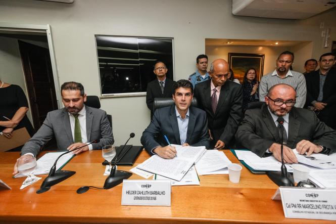 Foram empossados, nesta quinta-feira (21), no plenário da Secretaria de Estado de Segurança Pública e Defesa Social do Pará (Segup), os membros e presidente do Conselho Estadual de Segurança Pública (Consep) dando início ao trabalho do colegiado para o biênio 2019/2020. O governador do estado, Helder Barbalho, foi homenageado durante a sessão especial, por priorizar em sua gestão as questões de segurança e cidadania. Essa foi a primeira vez que um chefe de estado se fez presente em uma reunião do conselho.

FOTO: WAGNER SANTANA / AGÊNCIA PARÁ
DATA: 21.02.2019
BELÉM - PA <div class='credito_fotos'>Foto: Wagner Santana / Ag. Pará   |   <a href='/midias/2019/originais/d66b3275-d7b2-494a-89f3-8e4ebdd79008.jpg' download><i class='fa-solid fa-download'></i> Download</a></div>