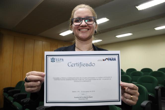 A Escola de Governança do Pará (EGPA) certificou, nesta sexta-feira (29), 114 servidores públicos municipais e estaduais pela participação em três cursos ofertados pelo órgão no período de 25 a 29 de março. A entrega dos documentos de conclusão da qualificação foi feita em cerimônia realizada na sede do órgão, em Belém.

FOTO: WAGNER SANTANA / AGÊNCIA PARÁ
DATA: 29.03.2019
BELÉM - PA <div class='credito_fotos'>Foto: Wagner Santana / Ag. Pará   |   <a href='/midias/2019/originais/d6920001-610f-462e-bab3-d6020168e1c5.jpg' download><i class='fa-solid fa-download'></i> Download</a></div>