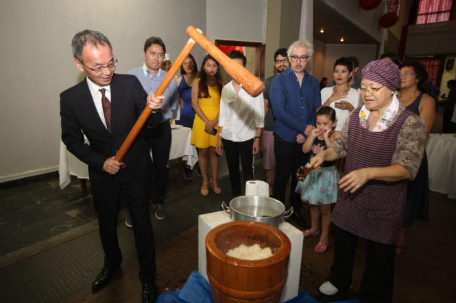 A comunidade nipo-brasileira do Pará comemorou a entrada de 2019 no auditório da Associação Pan-Amazônia Nipo-Brasileira, no domingo (6), em Belém. O evento deu início às homenagens aos 90 anos da imigração japonesa na Amazônia e contou com a presença do Governo do Estado. O chefe de gabinete, Luiziel Guedes, esteve representando o governador Helder Barbalho.

FOTO: CARLOS SODRÉ / AG. PARÁ
DATA: 06.01.2019
BELÉM - PARÁ <div class='credito_fotos'>Foto: CARLOS SODRÉ / AG. PARÁ    |   <a href='/midias/2019/originais/d698bb7f-281a-48ef-99ef-2a7289727fac.jpg' download><i class='fa-solid fa-download'></i> Download</a></div>