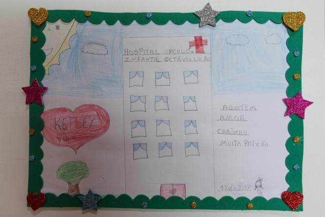 “Aqui tem amor, carinho e paixão”, com essas palavras e um desenho assinado com o nome em um coração, a pequena Ketley Rodrigues, de 7 anos, deixou uma homenagem aos profissionais do Hospital Oncológico Infantil Octávio Lobo, em Belém, após receber alta de uma internação de quase uma semana para continuidade do tratamento que faz contra um câncer no rim, descoberto há oito meses. 

FOTO: DIVULGAÇÃO
DATA: 13.03.2019
BELÉM - PA <div class='credito_fotos'>Foto: Divulgação   |   <a href='/midias/2019/originais/d6d14075-22bc-47ba-86c9-4865d7824e9e.jpg' download><i class='fa-solid fa-download'></i> Download</a></div>