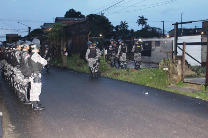 A Polícia Militar do Estado integrou, na manhã desta quarta-feira (27), a Operação Zacarias, no bairro do Distrito Industrial, município de Ananindeua. Durante a ação, uma área de 5.700 metros quadrados foi reintegrada aos seus proprietários. O local foi invadido em dezembro de 2017 e, nos últimos meses, quase 200 famílias ocupavam a área.

FOTO: ASCOM / PMPA
DATA: 27.03.2019
ANANINDEUA - PA <div class='credito_fotos'>Foto: ASCOM / PMPA   |   <a href='/midias/2019/originais/d6d141d2-62f6-43cc-a17f-dd86c5dd6425.jpg' download><i class='fa-solid fa-download'></i> Download</a></div>