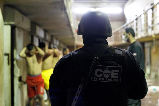 O balanço final das revistas realizadas em 19 casas penais do Estado, durante a segunda-feira (14), aponta a apreensão de 79 celulares, 115 armas brancas, uma arma de fogo, 66 garrafas de bebidas alcoólicas e dois rádios de comunicação, além de drogas. A ação fez parte da Operação Opus, realizada pela Superintendência do Sistema Penitenciário do Estado (Susipe), com apoio da Polícia Militar, que destacou mais de 300 homens para as ações e, só para Marituba e Santa Izabel, 128 policiais. As revistas foram simultâneas em todas as casas penais atendidas com as ações.

FOTO: AKIRA ONUMA/SUSIPE
DATA: 15.01.2019
BELÁM - PARÁ <div class='credito_fotos'>Foto: Akira Onuma / Ascom Susipe   |   <a href='/midias/2019/originais/d6e99341-1f26-4633-b1c8-ac81c7914083.jpg' download><i class='fa-solid fa-download'></i> Download</a></div>