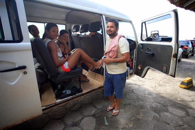 O decreto publicado na última sexta (1º), que renuncia o Imposto sobre Circulação de Mercadorias e Serviços (ICMS) nas passagens de balsa da travessia Belém- Arapari- Belém, vem beneficiando muitos condutores de veículos que utilizam o transporte. A medida diminui o valor do serviço em até R$ 7,45 para os usuários de carros pequenos e médios, de motocicletas e de utilitários grandes. Na foto, o autônomo Edinelson Miranda.

FOTO: MAYCON NUNES / AG. PARÁ
DATA: 05.01.2019
BELÉM - PARÁ <div class='credito_fotos'>Foto: Maycon Nunes / Ag. Pará   |   <a href='/midias/2019/originais/d70097fa-1161-459e-9441-32e953d6fb6f.jpg' download><i class='fa-solid fa-download'></i> Download</a></div>