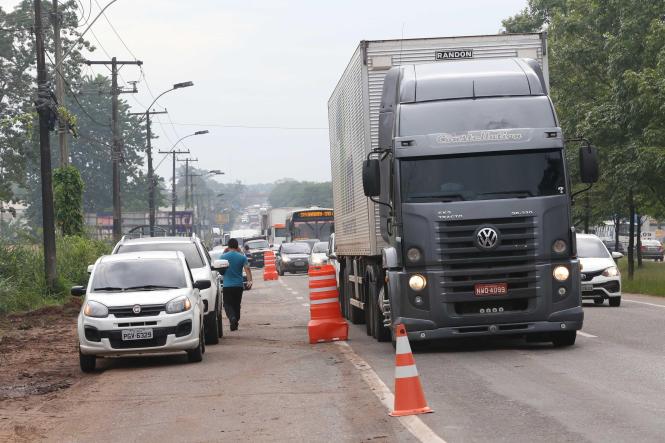 O secretário de Estado de Transportes, Pádua Andrade, vistoriou nesta quinta-feira, 1º de fevereiro,  as obras de infraestrutura do pátio de triagem de caminhões, que está em obras no Km 10,5 da BR 316. O local servirá de estacionamento para caminhões, que chegarem a partir de hoje à cidade, nos horários restritos para circulação no corredor das obras de requalificação da BR 316. O pátio de triagem, que está sendo construído no terreno, que abrigava a antiga fábrica Inca, ficará pronto em 60 dias.

FOTO: WAGNER SANTANA / AGÊNCIA PARÁ
DATA: 01.02.2019
BELÉM - PARÁ <div class='credito_fotos'>Foto: Wagner Santana / Ag. Pará   |   <a href='/midias/2019/originais/d7373ee7-e641-40f6-a527-c6b74bb5767e.jpg' download><i class='fa-solid fa-download'></i> Download</a></div>