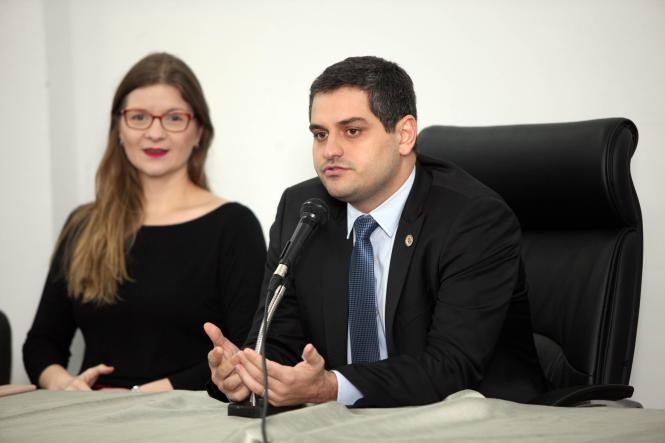 A Procuradoria Geral do Estado do Pará promoveu, na manhã desta sexta (25), uma reunião de integração com as unidades de consultoria jurídica da administração pública estadual. O evento ocorreu no auditório Edgar Olyntho Contente, na sede da PGE, e contou com a presença de procuradores do Estado, autárquicos e fundacionais; consultores jurídicos e advogados comissionados. Na foto, o procurador geral do Estado, Ricardo Sefer.

FOTO: WAGNER SANTANA / AG. PARÁ
DATA: 25.01.2019
BELÉM - PARÁ <div class='credito_fotos'>Foto: Wagner Santana / Ag. Pará   |   <a href='/midias/2019/originais/d7582326-e6a8-4195-a2ba-aa04d936db33.jpg' download><i class='fa-solid fa-download'></i> Download</a></div>
