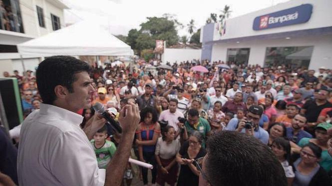 O governador Helder Barbalho e o vice-governador, Lúcio Vale, inauguraram neste sábado (23) a segunda agência do Banco do Estado do Pará (Banpará) em 80 dias de governo, dessa vez no município de Porto de Moz, no oeste paraense. 

FOTO: MARCO SANTOS / AG. PARÁ
DATA: 23.03.3029
PORTO DE MOZ - PARÁ <div class='credito_fotos'>Foto: Marco Santos / Ag. Pará   |   <a href='/midias/2019/originais/d75ab37a-160f-46e4-b67b-080b3feab084.jpg' download><i class='fa-solid fa-download'></i> Download</a></div>