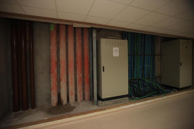 O Governador Helder barbalho realizou uma vistoria nas obras do Hospital Abelardo Santos (foto), em Icoaraci, na tarde desta quinta-feira (03). De acordo com Helder, após cinco anos de obras o que se constatou durante a visita é que há a necessidade de vários serviços que ainda precisam ser realizados. O Governador solicitou ainda à Auditoria Geral do Estado (AGE) uma revisão de mais de 170 milhões de reais em contratos que foram realizados para a construção do Hospítal. Segundo Helder Barbalho, pelo valor total dos contratos, o preço de construção de cada metro quadrado teria saído por mais de R$14,5 mil. “O metro quadrado mais caro do Brasil”, destacou Helder. Um segundo ponto que deve ser levado em conta, como explicou o governador à imprensa durante coletiva, é a contratação, por parte de governo anterior, de uma Organização Social (OS) para administrar o Abelardo Santos. “Esta OS já recebeu R$ 31 milhões de reais sem que o hospital esteja funcionando”. declarou o governador.

FOTO: THIAGO GOMES / AG. PARÁ
DATA: 03.01.2019
ICOARACI - PARÁ <div class='credito_fotos'>Foto: Thiago Gomes /Ag. Pará   |   <a href='/midias/2019/originais/d7b13a08-1032-4145-afe1-c7833730bcd6.jpg' download><i class='fa-solid fa-download'></i> Download</a></div>