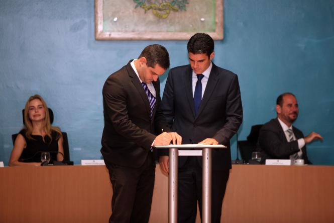 Na primeira manhã de trabalho do Governador Helder Barbalho, nesta quarta-feira (02), foi assinado ofício enviado ao Ministro da Justiça e Segurança Pública, Sérgio Fernando Moro, solicitando o emprego de 500 agentes da Força Nacional de Segurança Pública para imediato reforço do efetivo local e preservação da ordem pública. Helder ainda deu posse aos secretários, presidentes de instituições e diretores que fazem parte de sua equipe. Logo no inicio da manhã Helder Barbalho visitou as tropas da ação integrada da Secretaria de Estado de Segurança Pública (Segup) que leva o reforço da segurança para os bairros de Belém envolvendo cerca de 400 agentes. Durante a posse dos novos secretários (foto) o governador Helder Barbalho ressaltou a absoluta confiança nos nomeados cujas escolhas foram pautadas fundamentalmente por critérios técnicos e de acordo com a qualificação profissional de cada um deles. Para ele os critérios de escolha utilizados “permitirão um novo patamar de gestão ao Estado e que possamos o quanto antes fazer chegar à sociedade paraense as mudanças desejadas e reivindicadas por cada cidadão deste Estado”, comentou.

FOTO: CRISTINO MARTINS / AG. PARÁ
DATA: 02.01.2019
BELÉM - PARÁ <div class='credito_fotos'>Foto: Cristino Martins/Ag. Pará   |   <a href='/midias/2019/originais/d7b56368-3843-4e9a-bec5-e759002bd904.jpg' download><i class='fa-solid fa-download'></i> Download</a></div>