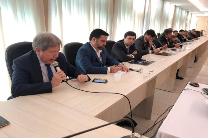 Investimentos em logística e infraestrutura, qualificação de mão de obra e incremento de ações de divulgação, publicidade e marketing foram alguns dos tópicos discutidos na reunião de trabalho entre o secretário de Estado de Desenvolvimento Econômico, Iran Lima, e deputados estaduais, na Assembleia Legislativa do Pará (Alepa), na tarde desta quarta-feira (27). O secretário atendeu ao convite da Comissão de Turismo do Legislativo, presidida pela deputada Paula Gomes (PSD), e apresentou em detalhes os desafios de buscar opções de desenvolvimento e fortalecimento do segmento turístico no Pará.

FOTO:  VALÉRIA NASCIMENTO
DATA: 28.03.2019
BELÉM - PA <div class='credito_fotos'>Foto: VALÉRIA NASCIMENTO / ASCOM SEDEME   |   <a href='/midias/2019/originais/d7f48e69-5e8c-41b8-8ead-94e80ecb9cb4.jpg' download><i class='fa-solid fa-download'></i> Download</a></div>