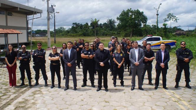 A Polícia Civil do Pará deu início, na terça-feira (12), em Breves, na Ilha do Marajó, ao projeto Academia Itinerante que leva, aos policiais civis da região, treinamentos e cursos de capacitação visando o aperfeiçoamento profissional dos agentes de segurança pública. A cidade de Breves, sede da região do Marajó Ocidental, é a primeira a receber o projeto que vai percorrer todas as regionais do interior do Pará.

FOTO: ASCOM / POLICIA CIVIL
DATA: 13.02.2019
BREVES - PARÁ <div class='credito_fotos'>Foto: Divulgação / Policia Civil - Pará   |   <a href='/midias/2019/originais/d7f7d893-2894-443e-ad2d-45b28809a845.jpg' download><i class='fa-solid fa-download'></i> Download</a></div>