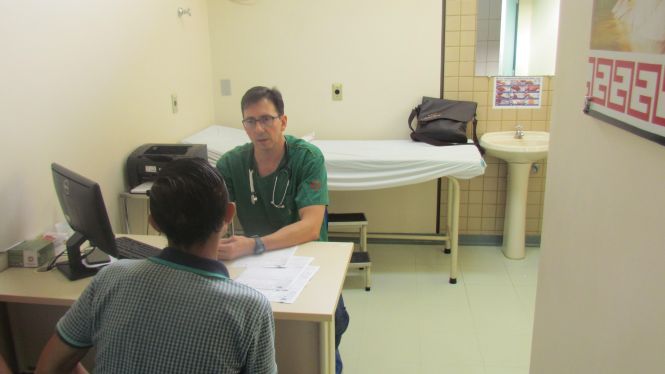    O cirurgião, André Ramos Noronha, complementa as informações ao citar a criação do Ambulatório de Anestesia para a realização de consultas, antes do agendamento da data da cirurgia, gerando aumentando na segurança da execução dos procedimentos  cirúrgicos e, assim, diminuindo o cancelamento das cirurgias.                             <div class='credito_fotos'>Foto: Nenhum   |   <a href='/midias/2019/originais/d8099dd9-01d0-4b88-af08-5be38142bf68.jpg' download><i class='fa-solid fa-download'></i> Download</a></div>