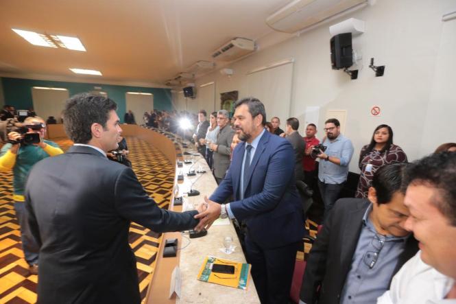 Na primeira manhã de trabalho do Governador Helder Barbalho, nesta quarta-feira (02), foi assinado ofício enviado ao Ministro da Justiça e Segurança Pública, Sérgio Fernando Moro, solicitando o emprego de 500 agentes da Força Nacional de Segurança Pública para imediato reforço do efetivo local e preservação da ordem pública. Helder ainda deu posse aos secretários, presidentes de instituições e diretores que fazem parte de sua equipe. Logo no inicio da manhã Helder Barbalho visitou as tropas da ação integrada da Secretaria de Estado de Segurança Pública (Segup) que leva o reforço da segurança para os bairros de Belém envolvendo cerca de 400 agentes. Durante a posse dos novos secretários (foto) o governador Helder Barbalho ressaltou a absoluta confiança nos nomeados cujas escolhas foram pautadas fundamentalmente por critérios técnicos e de acordo com a qualificação profissional de cada um deles. Para ele os critérios de escolha utilizados “permitirão um novo patamar de gestão ao Estado e que possamos o quanto antes fazer chegar à sociedade paraense as mudanças desejadas e reivindicadas por cada cidadão deste Estado”, comentou.

FOTO: MARCO SANTOS
DATA: 02.01.2019
BELÉM - PARÁ <div class='credito_fotos'>Foto: MARCO SANTOS   |   <a href='/midias/2019/originais/d82e2ca2-eb60-4f14-8b75-77dbc347a4d5.jpg' download><i class='fa-solid fa-download'></i> Download</a></div>