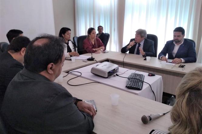 Investimentos em logística e infraestrutura, qualificação de mão de obra e incremento de ações de divulgação, publicidade e marketing foram alguns dos tópicos discutidos na reunião de trabalho entre o secretário de Estado de Desenvolvimento Econômico, Iran Lima, e deputados estaduais, na Assembleia Legislativa do Pará (Alepa), na tarde desta quarta-feira (27). O secretário atendeu ao convite da Comissão de Turismo do Legislativo, presidida pela deputada Paula Gomes (PSD), e apresentou em detalhes os desafios de buscar opções de desenvolvimento e fortalecimento do segmento turístico no Pará.

FOTO:  VALÉRIA NASCIMENTO
DATA: 28.03.2019
BELÉM - PA <div class='credito_fotos'>Foto: VALÉRIA NASCIMENTO / ASCOM SEDEME   |   <a href='/midias/2019/originais/d89af42f-9326-4c35-87a8-c09fa9d9fd52.jpg' download><i class='fa-solid fa-download'></i> Download</a></div>