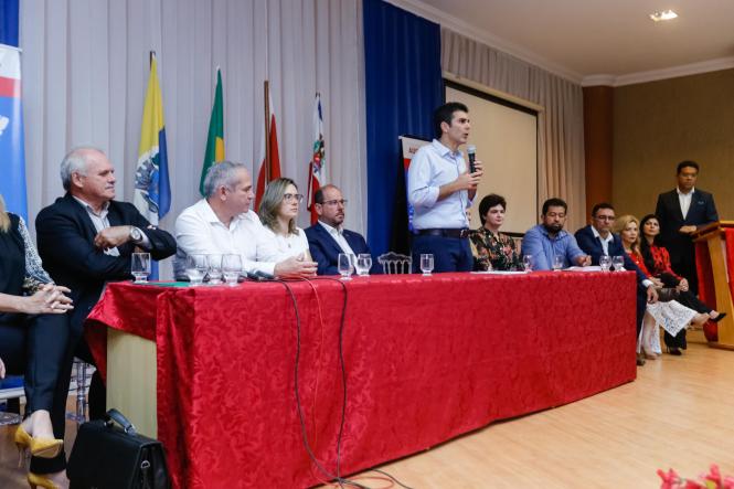 As principais demandas e necessidades da Região de Integração Baixo Amazonas foram discutidas, a partir da olhar da própria sociedade, durante a primeira audiência pública do Plano Plurianual (PPA) 2020-2023, realizada na manhã desta quinta-feira (21), no auditório da Universidade do Estado do Pará (Uepa), em Santarém. A abertura da audiência foi realizada pelo Governador Helder Barbalho em meio às atividades do programa Governo por Todo o Pará.  

FOTO: MARCO SANTOS / AGÊNCIA PARÁ
DATA: 21.03.2019
SANTARÉM - PA <div class='credito_fotos'>Foto: Marco Santos / Ag. Pará   |   <a href='/midias/2019/originais/d8bc8ce2-245b-4377-8780-c2385abdc43b.jpg' download><i class='fa-solid fa-download'></i> Download</a></div>