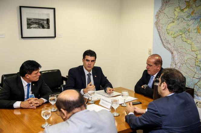 O governador do Estado, Helder Barbalho, reuniu-se, na manhã desta quarta-feira (10), no Palácio do Planalto, em Brasília (DF), com o presidente Jair Bolsonaro e o ministro-chefe da Casa Civil, Onyx Lorenzoni, com quem tinha uma agenda na capital federal. Por conta do assunto levado por Helder para o encontro – a reconstrução da ponte sobre o Rio Moju, destruída após um sinistro, no último sábado (6)
                                  

Foto: JAILSON SAM / DIVULGAÇÃO
DATA: 10.04.2019
BRASÍLIA - DF <div class='credito_fotos'>Foto: Jailson Sam / Divulgação   |   <a href='/midias/2019/originais/d8dea189-c190-4020-ae6a-fedc058f7729.jpg' download><i class='fa-solid fa-download'></i> Download</a></div>